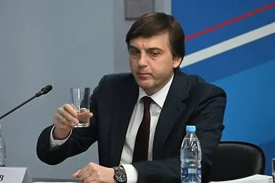 Минпросвещения утвердило список внеклассной литературы на летние каникулы: в него вошли современные произведения, в том числе патриотической направленности о подвигах защитников Отечества и героях специальной военной операции.