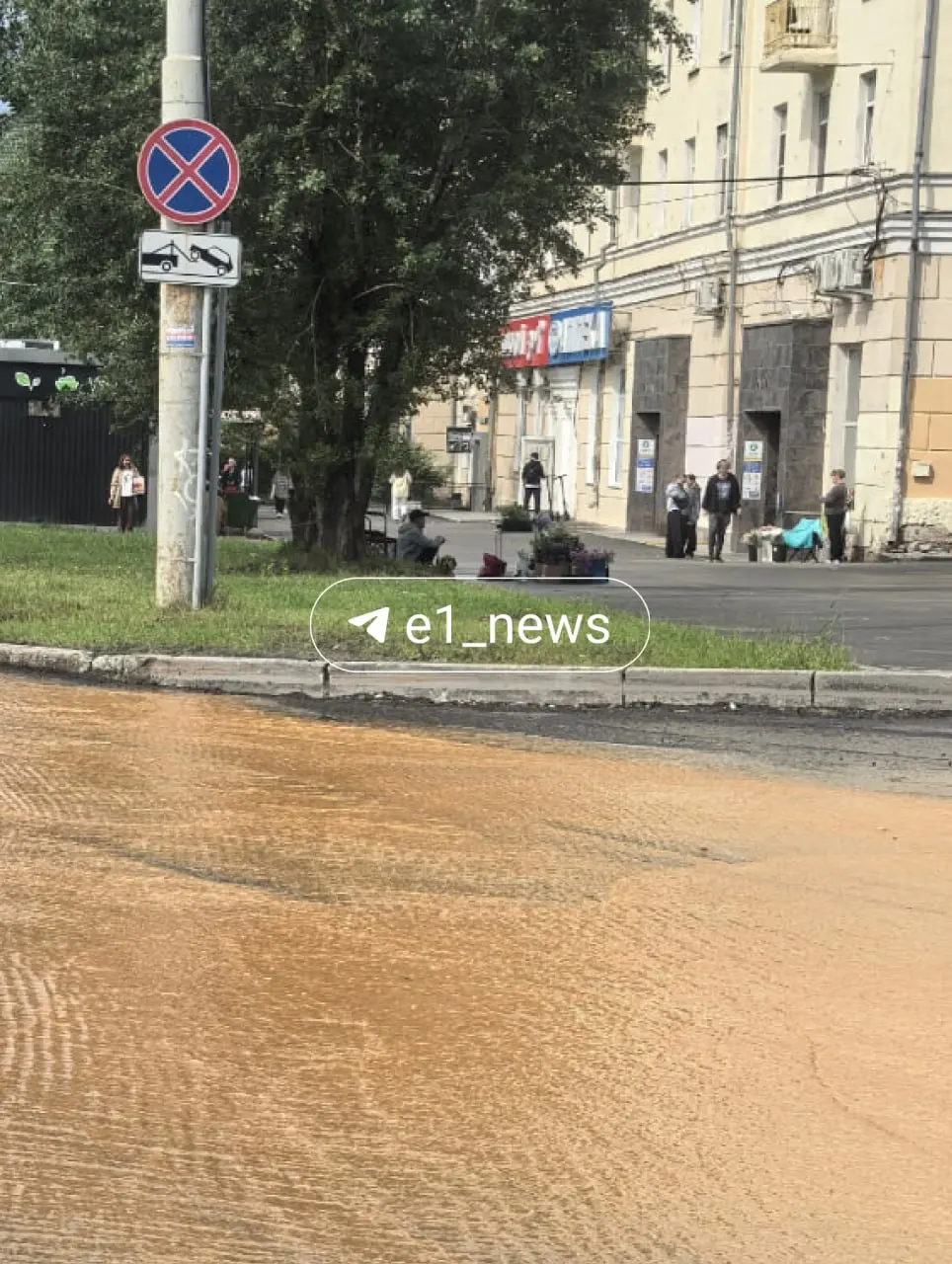 На проспекте Космонавтов в Екатеринбурге после дождя местами образовалось подтопление: дорога превратилась в коричневую реку. Водителям советуют соблюдать осторожность.
