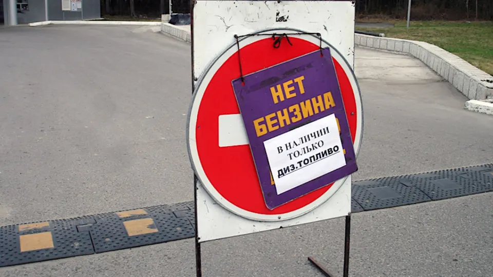 Власти Севастополя сообщили о временных ограничениях на продажу бензина: с ночи 3 июня и до первой половины дня топливо отпускают только оперативным службам. Ограничения связаны с масштабным дефицитом топлива после ударов по нефтеперерабатывающей инфраструктуре и логистике.