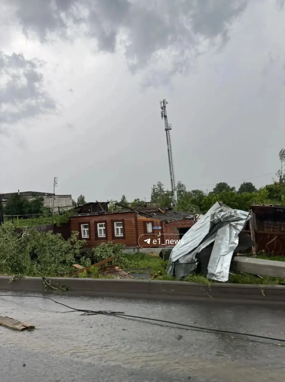 После мощного урагана в городе упали деревья и повреждены линии электропередачи — экстренные службы уже устраняют последствия и восстанавливают подачу электроэнергии.