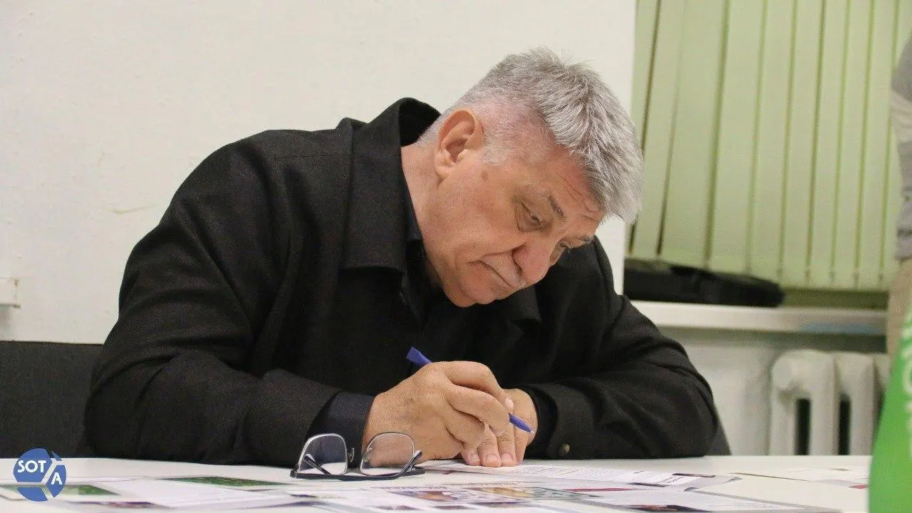 В поздравлении президента подчеркнули вклад Сокурова в кинематограф. При этом в последние годы режиссер сталкивается с ограничениями показа фильмов и был исключён из профильного совета.