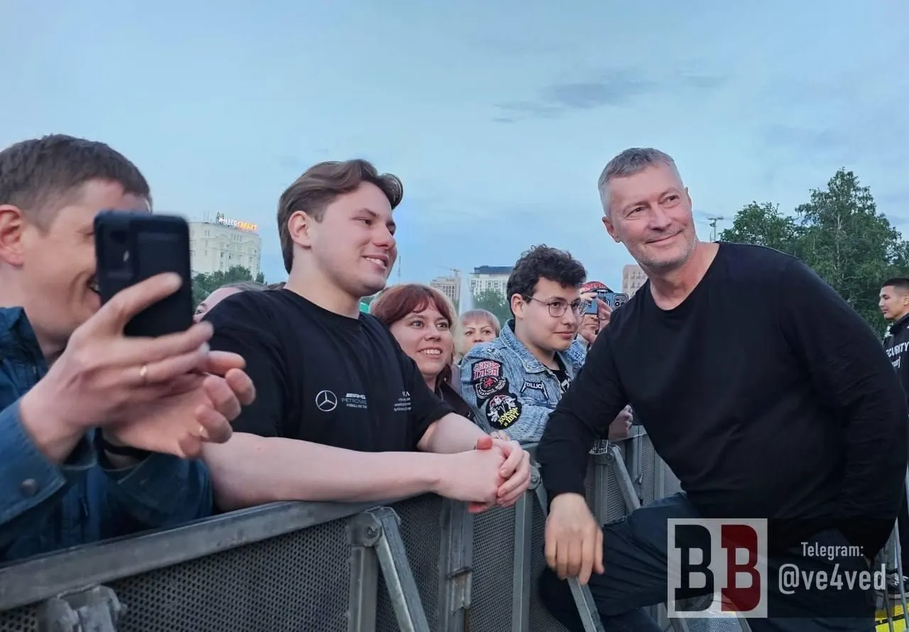 На первом дне фестиваля посетители заметили бывшего мэра: люди подходили за автографами и просили сфотографироваться. Рядом была бывшая руководительница регионального издания, которое свернуло работу весной 2022 года.