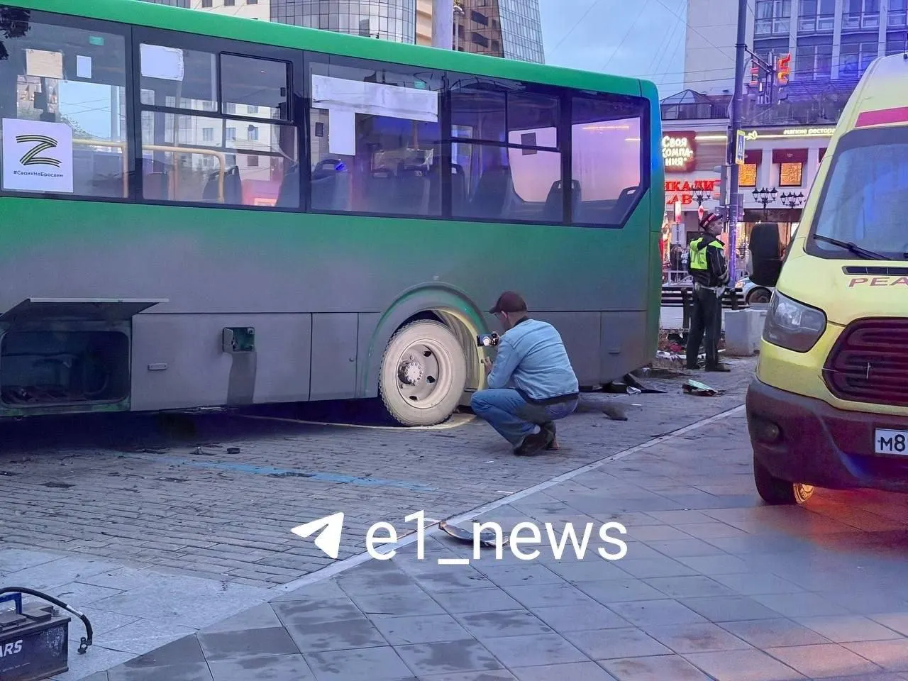 В результате аварии с участием автобуса в Екатеринбурге точное число пострадавших пока неизвестно. Очевидцы говорят примерно о десяти пострадавших (включая погибших), власти называют четыре пострадавших, трое из них госпитализированы.