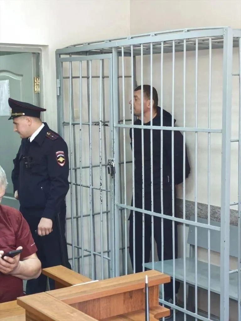 Ленинский районный суд Екатеринбурга отправил в СИЗО директора ООО «АВТО-НОМ» Алексея Яркова по делу о ДТП, в котором погибли четыре человека.
