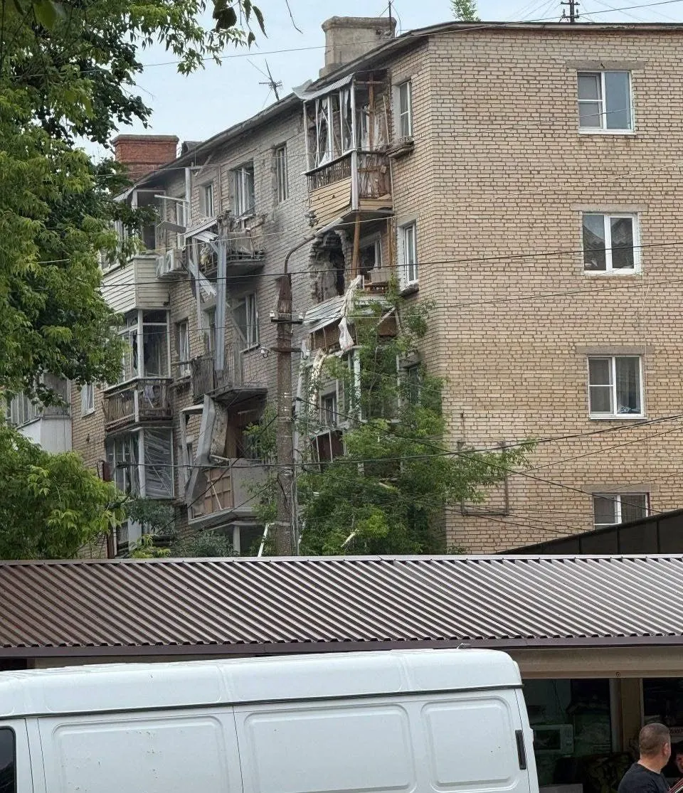 В Тульской области беспилотник врезался в жилой дом — обитатели эвакуированы, пострадавших пока нет. Минобороны сообщает о сотнях перехваченных дронов по регионам; в московских аэропортах введены ограничения.