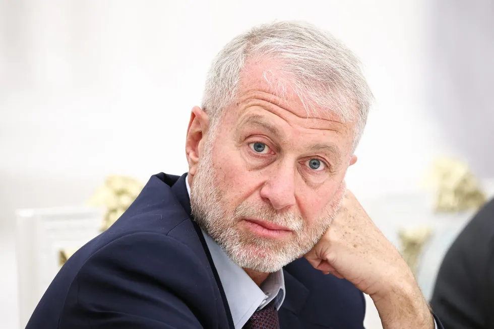 Российский бизнесмен в мае побывал в Киеве, встретился с Владимиром Зеленским и по поручению передал предложение о личной встрече с российским лидером. Российские власти подтверждали факт визита, имя посетителя официально не называлось; украинские и российские источники указывают на Романа Абрамовича.
