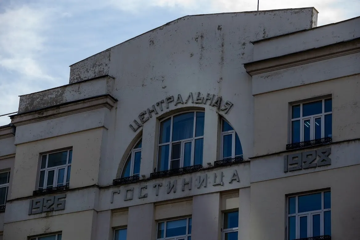 Екатеринбургская городская дума приняла решение не взимать туристический сбор с гостиниц без звёзд в 2026–2027 годах; налог действует с января 2025 года и сейчас затрагивает ограниченное число сертифицированных отелей.