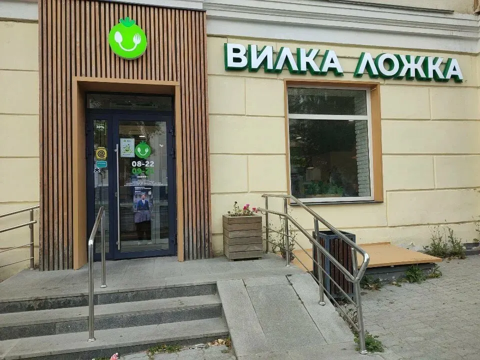 В кафе на Баумана, 1 Роспотребнадзор выявил санитарные нарушения — плохое освещение, отсутствие информации о хранении и сроках годности продуктов, неисправный холодильник. Суд постановил закрыть заведение на месяц.