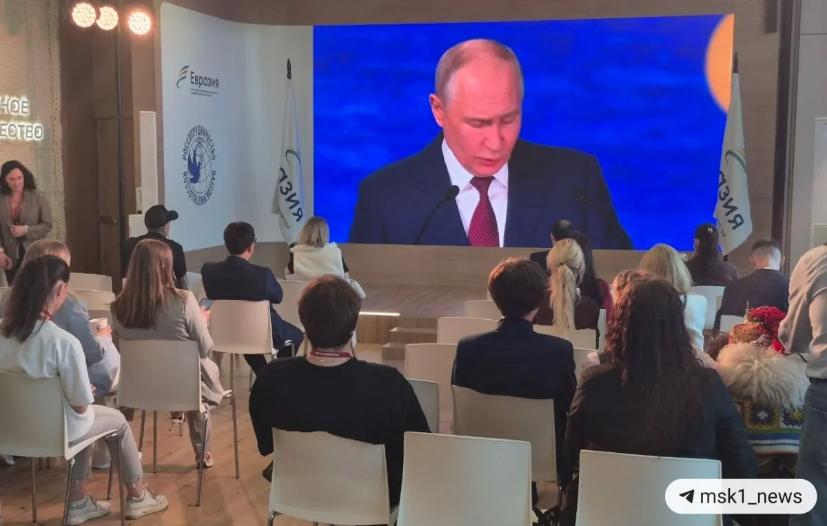 На пленарной сессии ПМЭФ президент обозначил смещение центров роста в пользу Глобального Юга, роль БРИКС, состояние рубля и новые внешние рынки для России.
