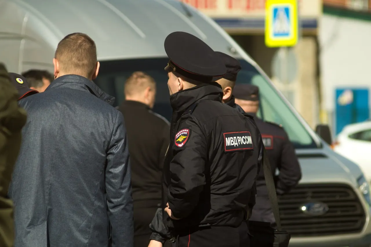 Силовики провели осмотр в МКУ «Центр организации выставок и ярмарок» на Антона Валека, 8. В администрации подтвердили визит и сообщили, что уголовных дел против чиновников пока нет; по данным источников, проверка может быть связана с предполагаемым мошенничеством при списании бюджетных средств.