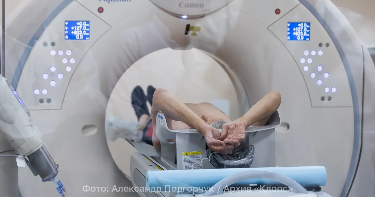 Минздрав утвердил распоряжение, которое с 1 сентября позволяет записываться на магнитно‑резонансную томографию (МРТ) без направления лечащего врача. Документ действует до 1 сентября 2032 года. МРТ — неинвазивный метод без ионизирующего излучения.