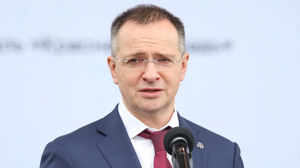 Помощник президента заявил о необходимости строгого контроля качества фильмов на всех этапах производства и предложил вернуть практики, похожие на советскую цензуру; в то же время значительная часть отечественных картин получает государственные субсидии, отмечают изменения в приоритетах финансирования и новые правила показа.