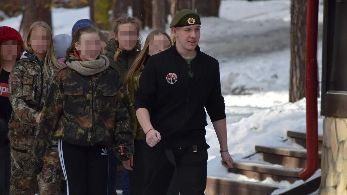 В Екатеринбурге 26‑летний мужчина признан виновным в демонстрации нацистской символики и получил 10 суток ареста из‑за татуировки «Чёрного солнца».