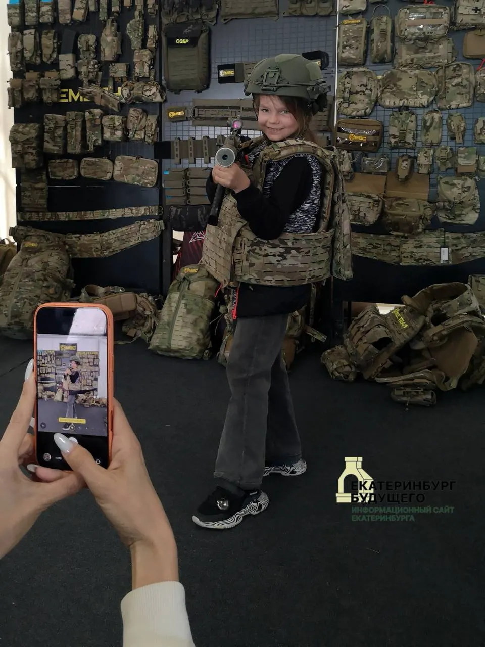 На соревнованиях в Екатеринбурге магазин военной экипировки организовал фотозону: детей одели в форму и дали оружие для фотосессии. Публикация снимков вызвала вопросы у горожан.