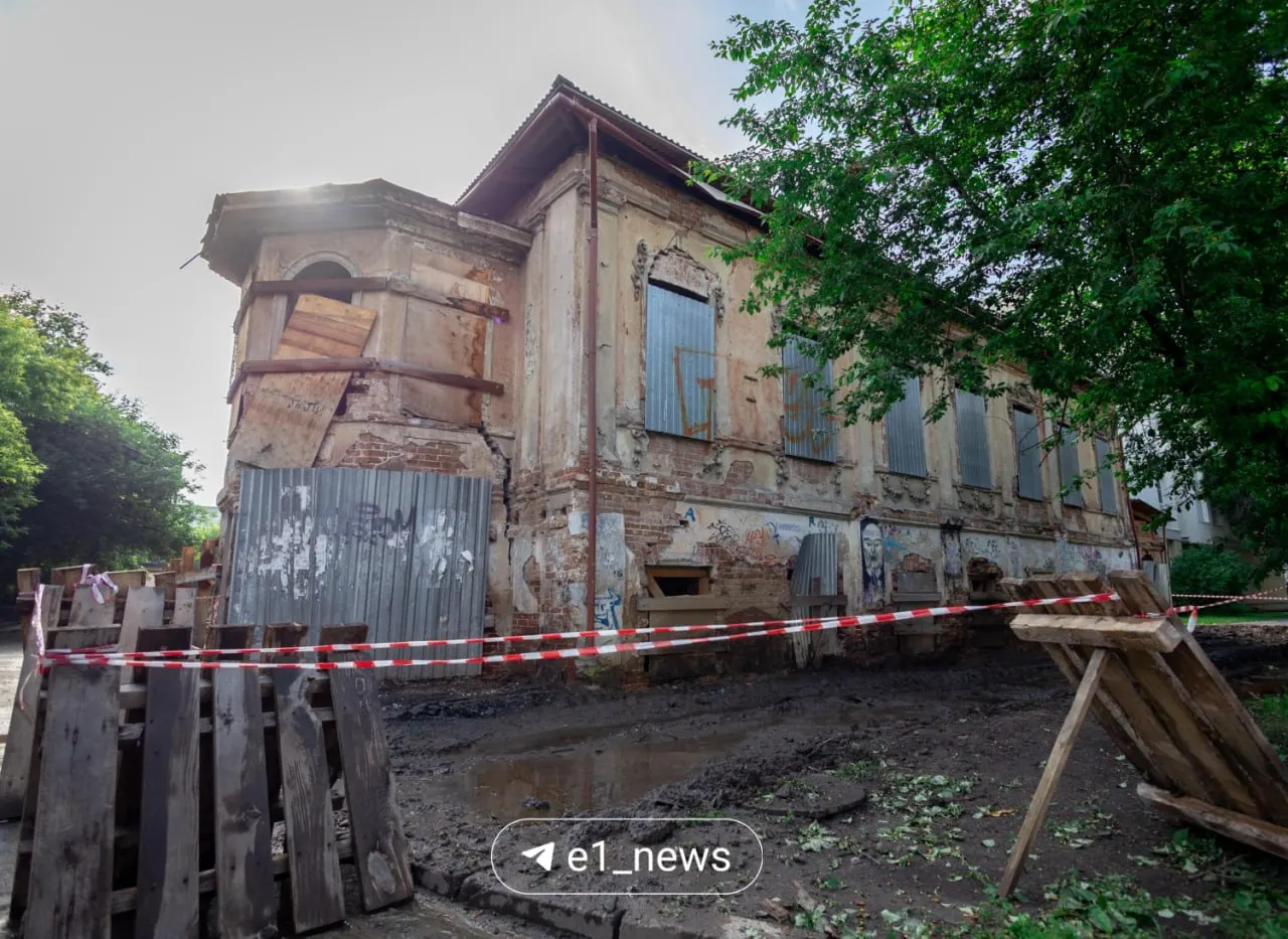 Восстановление исторического особняка стартовало: покупка в ноябре и подготовка противоаварийных работ — сейчас устанавливают ограждения и готовят леса; о будущем назначении помещений пока не сообщают.