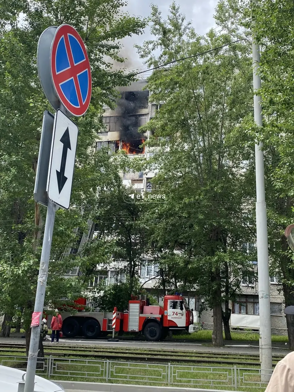 В квартире дома на улице Мичурина, 216 произошёл сильный пожар. На месте работают пожарные и спасатели, подробности происшествия уточняются.