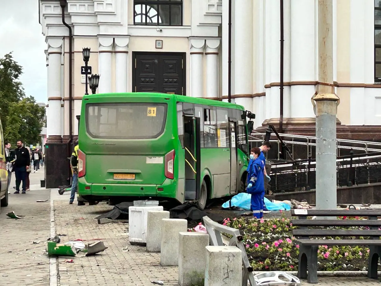 В центре Екатеринбурга автобус маршрута №81 не справился с управлением на перекрёстке Малышева и 8 Марта, снес ограждение и врезался в здание храма. По предварительным данным, как минимум четыре человека погибли или получили травмы, на месте работают экстренные службы.