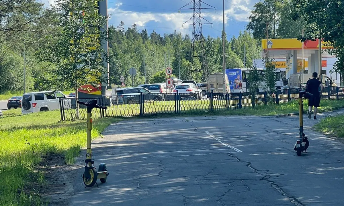 В ряде регионов страны сохраняется дефицит автомобильного топлива: заправки вводят ограничения на отпуск, водители часами стоят в очередях, а в отдельных местах бензин полностью отсутствует.
