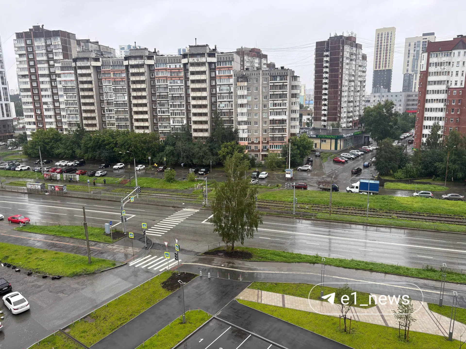 Жилые дома в районе улиц Волгоградской, Репина, Викулова и Заводской отключены от электроснабжения; энергетики заявляют, что работают над восстановлением.