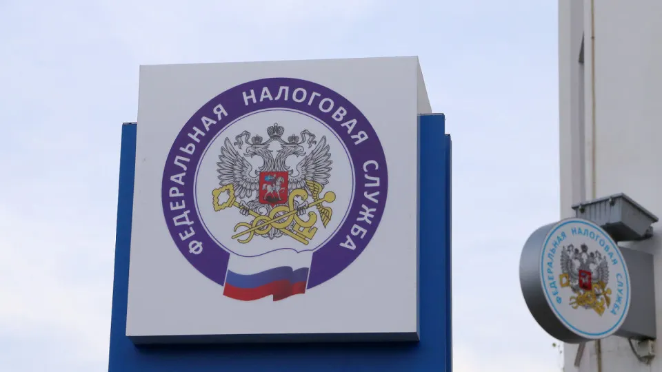 Федеральная налоговая служба рекомендовала властям субъектов РФ рассмотреть меры по росту налоговых поступлений — от расширения налогооблагаемых объектов до повышения ставок — чтобы закрыть исторический дефицит региональных бюджетов в 1,5 трлн рублей.