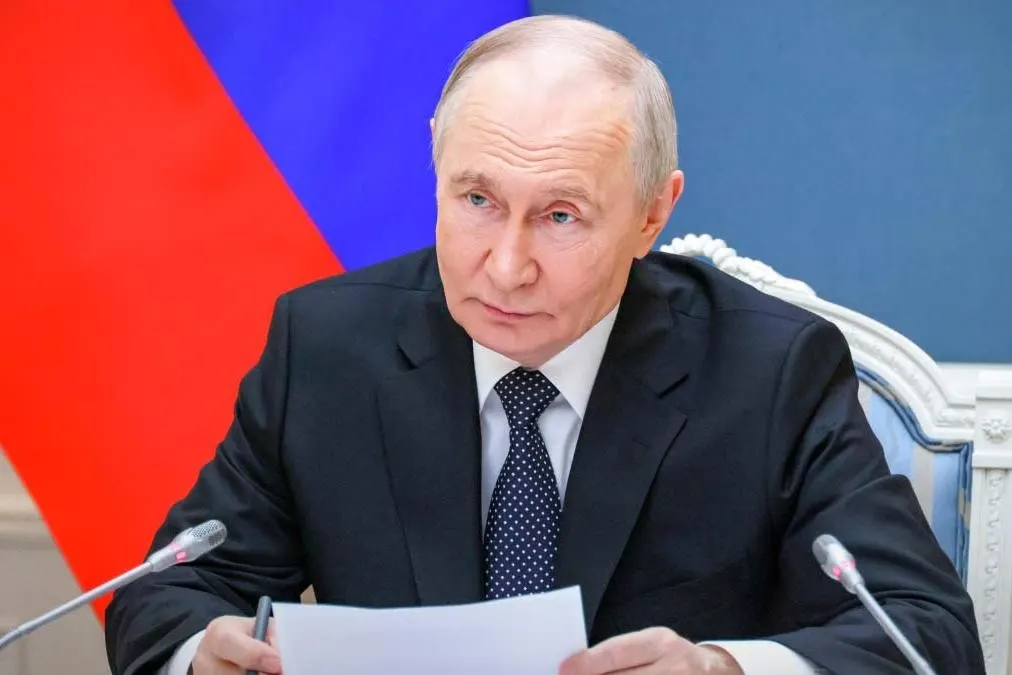Указ расширяет действие механизма указа №95 и включает обязательства по банковским вкладам перед иностранцами из стран, признанных «недружественными». Документ вступил в силу 1 июня 2026 года. Экономист Сергей Алексашенко отметил, что средства на счетах типа «С» фактически становятся бесплатным пассивом для банков.