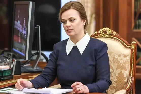 Президент подписал указ о назначении статс‑секретаря — заместителя министра обороны и председателя фонда «Защитники Отечества» Анны Цивилевой в президиум Совета по стратегическому развитию и национальным проектам. По данным расследования, она является двоюродной племянницей главы государства. Ранее расширены полномочия фонда «Защитники Отечества».