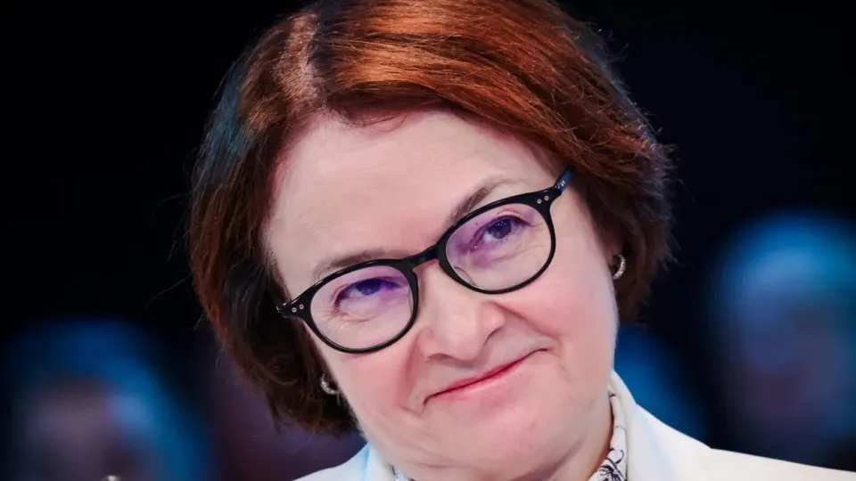 Отсутствие главы ЦБ вызвало волну догадок на фоне дискуссии о снижении ключевой ставки; одновременно принятые бюджетные изменения расширяют возможности финансирования военных расходов и угрожают прозрачности и стабильности экономики.