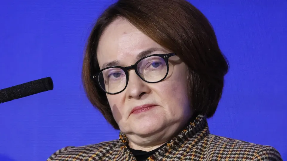 Резкий рост цен на бензин и серьёзное падение выпуска нефтепродуктов могут отложить ожидаемое снижение ключевой ставки — инфляция ускоряется, а рынок закладывает сценарий ужесточения монетарной политики.