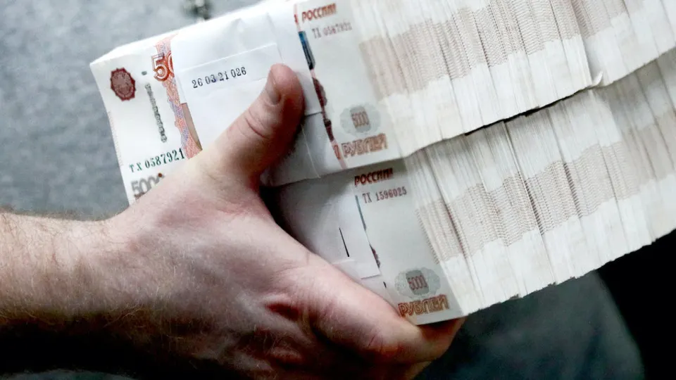 Банки отмечают отток средств в наличный оборот — объем банкнот в обращении достиг рекордных 20 трлн рублей. Центробанк ужесточил контроль за снятием и внесением наличных.