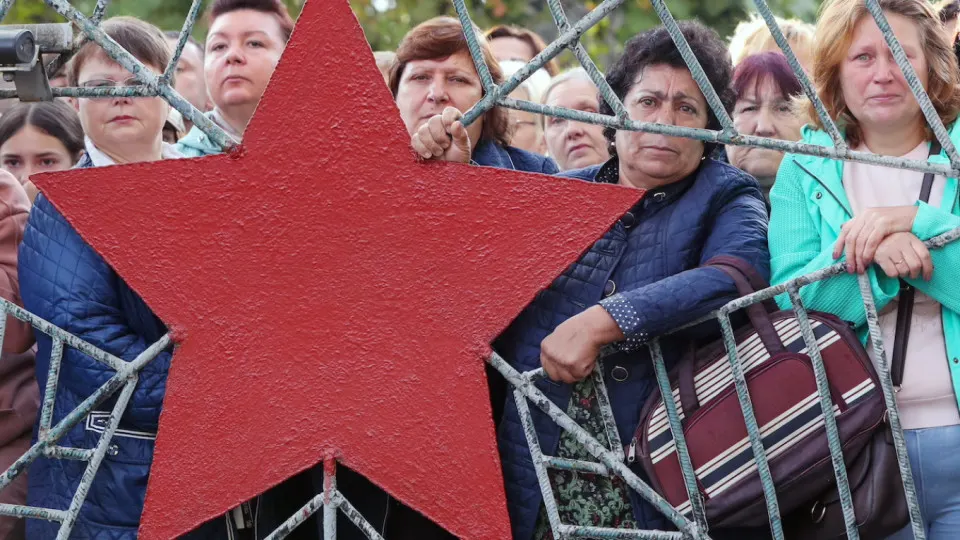 Закрытые социопросы показывают рост усталости от войны: многие граждане хотят её скорейшего прекращения, а в властных кругах фиксируют нервозность и запрос на решение, усиливаемый ударами дронов даже в Екатеринбурге.