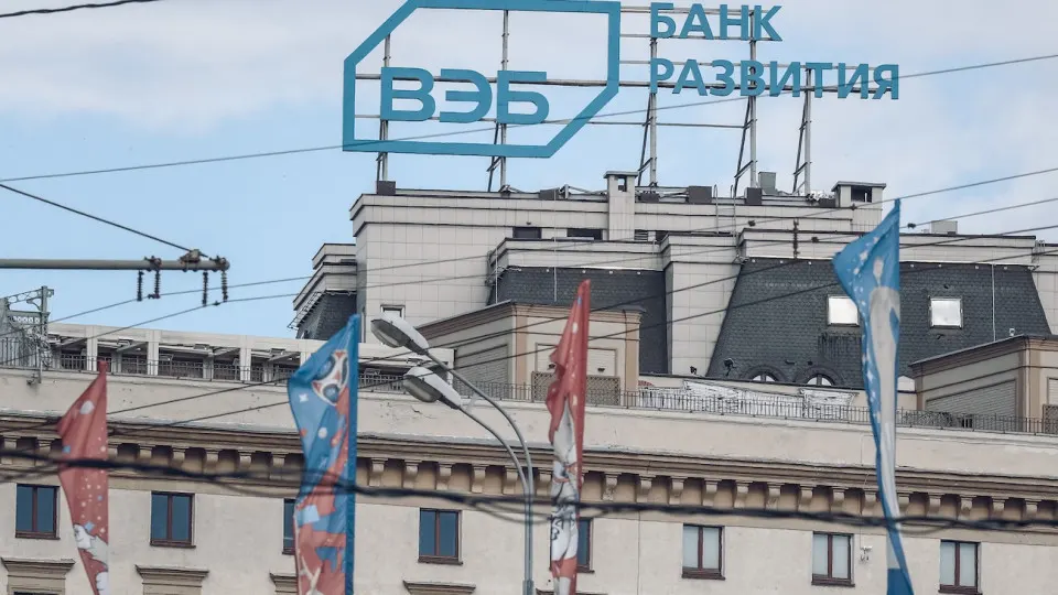Банк объявил о планах уменьшить затраты и провести массовые увольнения на фоне «кредитного охлаждения» экономики; сокращения затронут и дочерние структуры.