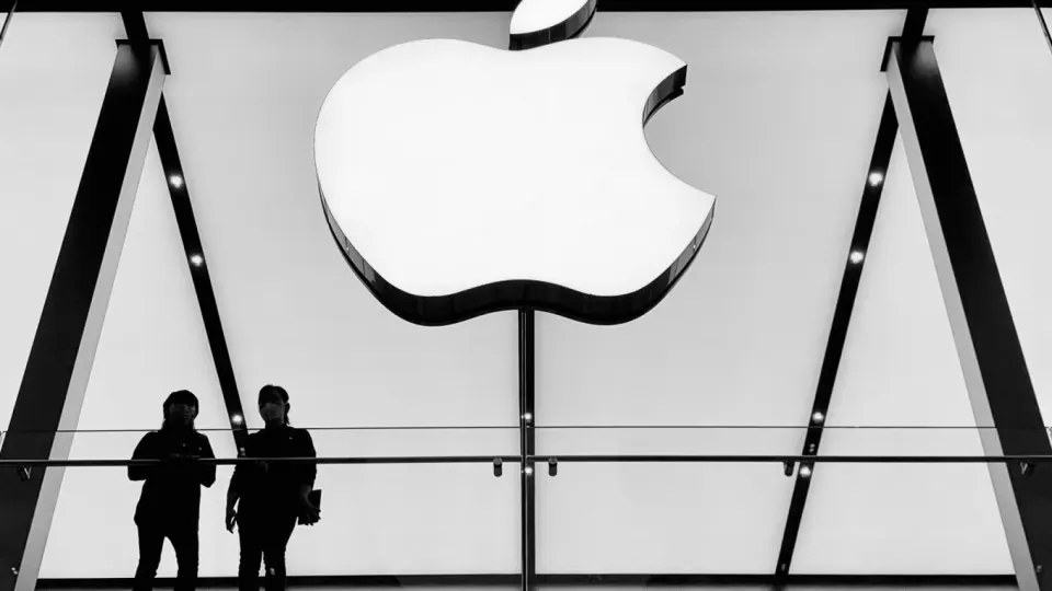 25 июня из App Store исчезли ключевые сервисы холдинга VK. Apple объясняет удаление необходимостью соблюдения санкционных требований; в России это решение назвали политически мотивированным и пообещали ответные шаги.