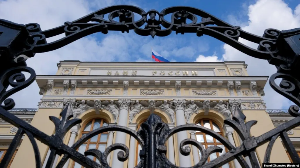 Центробанк снизил ожидания по росту ВВП на 2026 год до 0–1% и повысил прогноз инфляции до 6–7%. Также пересмотрены оценки бюджетного дефицита, средней цены нефти и показателей внешней торговли.