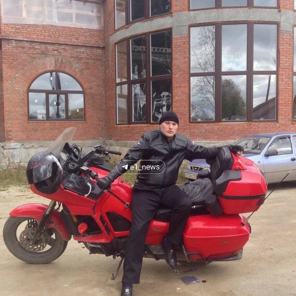 Супруга задержанного утверждает, что подростков силой посадили в машину и запугивали; муж признал только толчок и удар по щеке. Семья жалуется, что полиция не приняла заявление о похищении, и настаивает на наличии звонков и других доказательств.