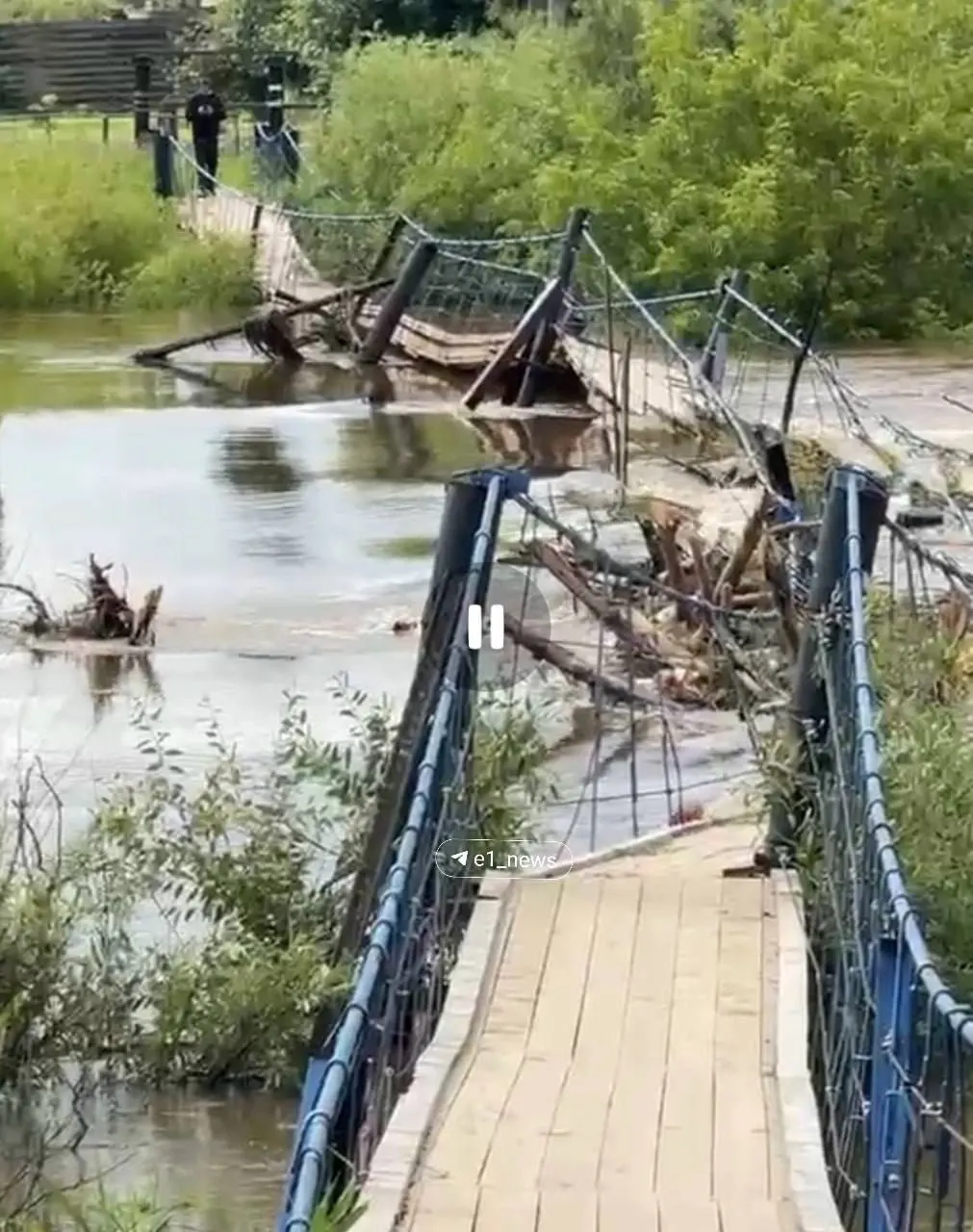 Паводки в Свердловской области смыли мосты и размыли дороги: в ряде населённых пунктов люди временно лишены выезда на соседние берега.