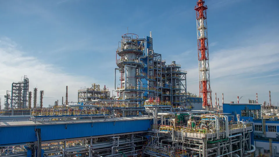 НПЗ «Газпромнефтехим Салават» прекратил переработку сырья с 14 июля после удара БПЛА. Восстановление может занять недели или месяцы, что усиливает дефицит нефтепродуктов в стране.