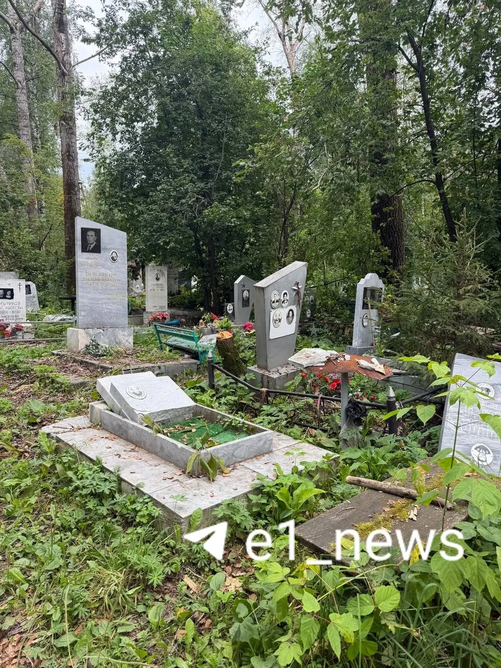 После урагана на Сибирском кладбище в Екатеринбурге крупные деревья упали на надгробия; рабочие начали расчистку, восстановление памятников будет по обращениям граждан.