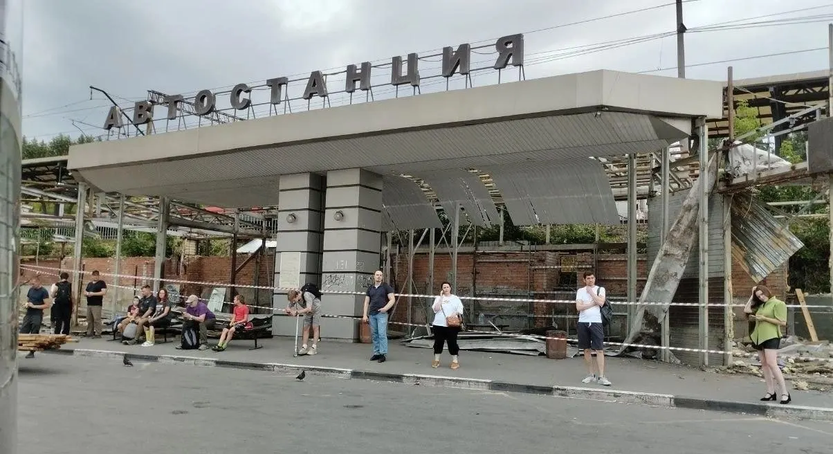 С торговых точек на автостанции убрали киоски и навесы — в мэрии объяснили, что демонтаж провели по требованию закона.