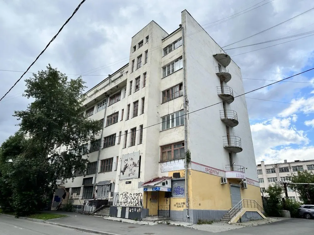 Суд отклонил иск градозащитников и архитектора — здание не признали объектом культурного наследия. Оно может быть снесено ради второй очереди ТЦ «Limerance» или нового офисного комплекса.