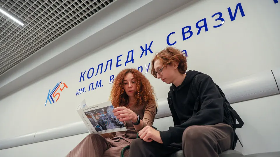 Родители из разных регионов сообщают, что их детям отказывают в переводе в 10-й класс, ссылаясь на низкие оценки, отсутствие мест или «индивидуальный отбор». Семьи предполагают, что отказам способствует задача по переориентации старшеклассников на рабочие профессии.