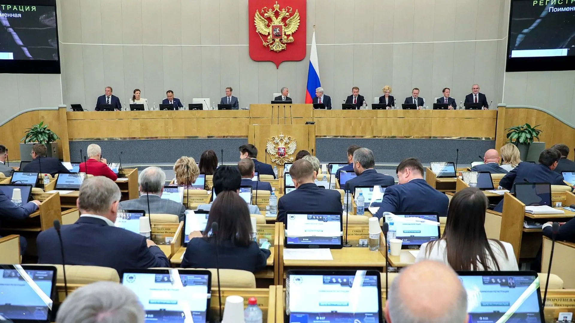 Совет Госдумы рекомендовал рассмотреть во втором чтении два законопроекта, предполагающих широкий набор запретов для лиц, находящихся за рубежом и уклоняющихся от исполнения наказания; законы могут быть ускоренно приняты до завершения работы текущего состава парламента.