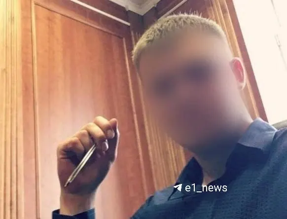 Суд признал виновным 32‑летнего начальника салона сотовой связи: по версии следствия, осенью 2025 года он изнасиловал 17‑летнюю сотрудницу. Инцидент зафиксирован камерами, обвиняемому назначено 10 лет лишения свободы.