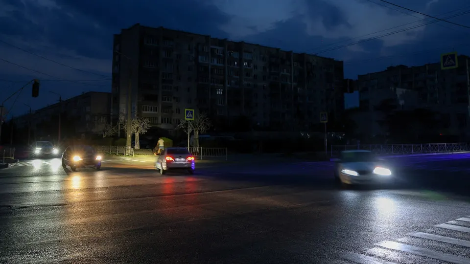 Из‑за дефицита топлива в ряде регионов сокращают пригородные и городские автобусные рейсы, а также повышают тарифы. Производство бензина резко упало, власти ввели ограничения и ищут поставки топлива за рубежом.