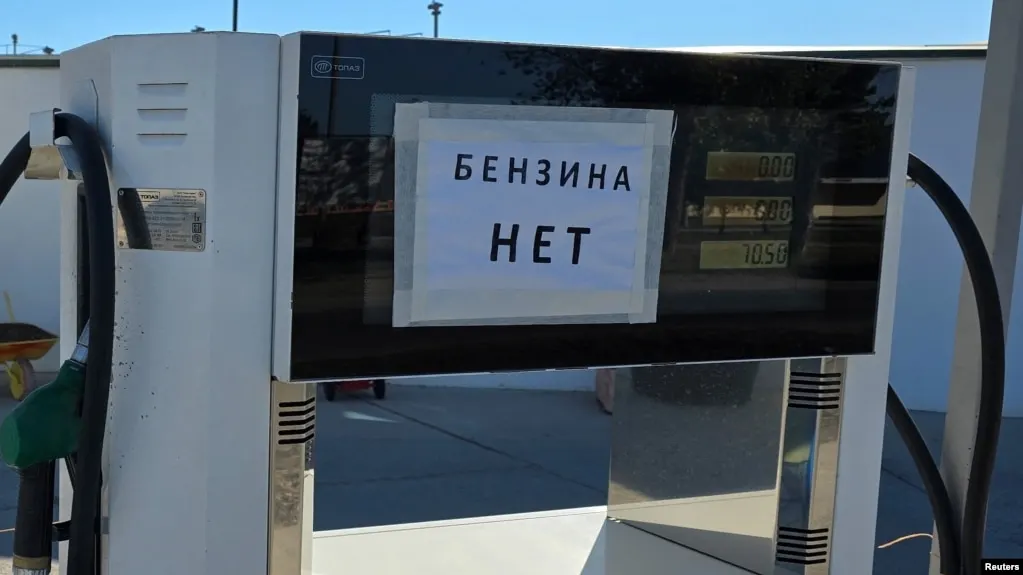 По официальным данным, за неделю с 23 по 29 июня цены на автомобильный бензин в Севастополе выросли на 30%. К резкому подорожанию привели сокращение производства после атак дронов, сложная логистика и локальные ограничения на продажу топлива.