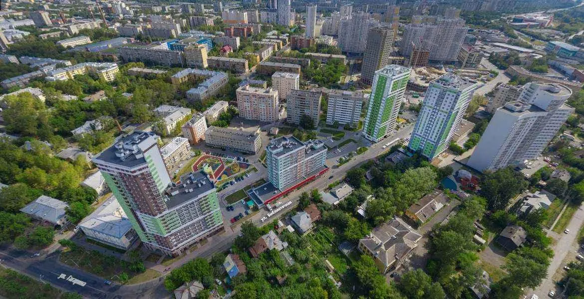 Соседи выступили против проекта 26‑этажного дома рядом с их домом: они отправили жалобы в контролирующие органы и подали иск, опасаясь потери солнечного света и транспортных проблем.