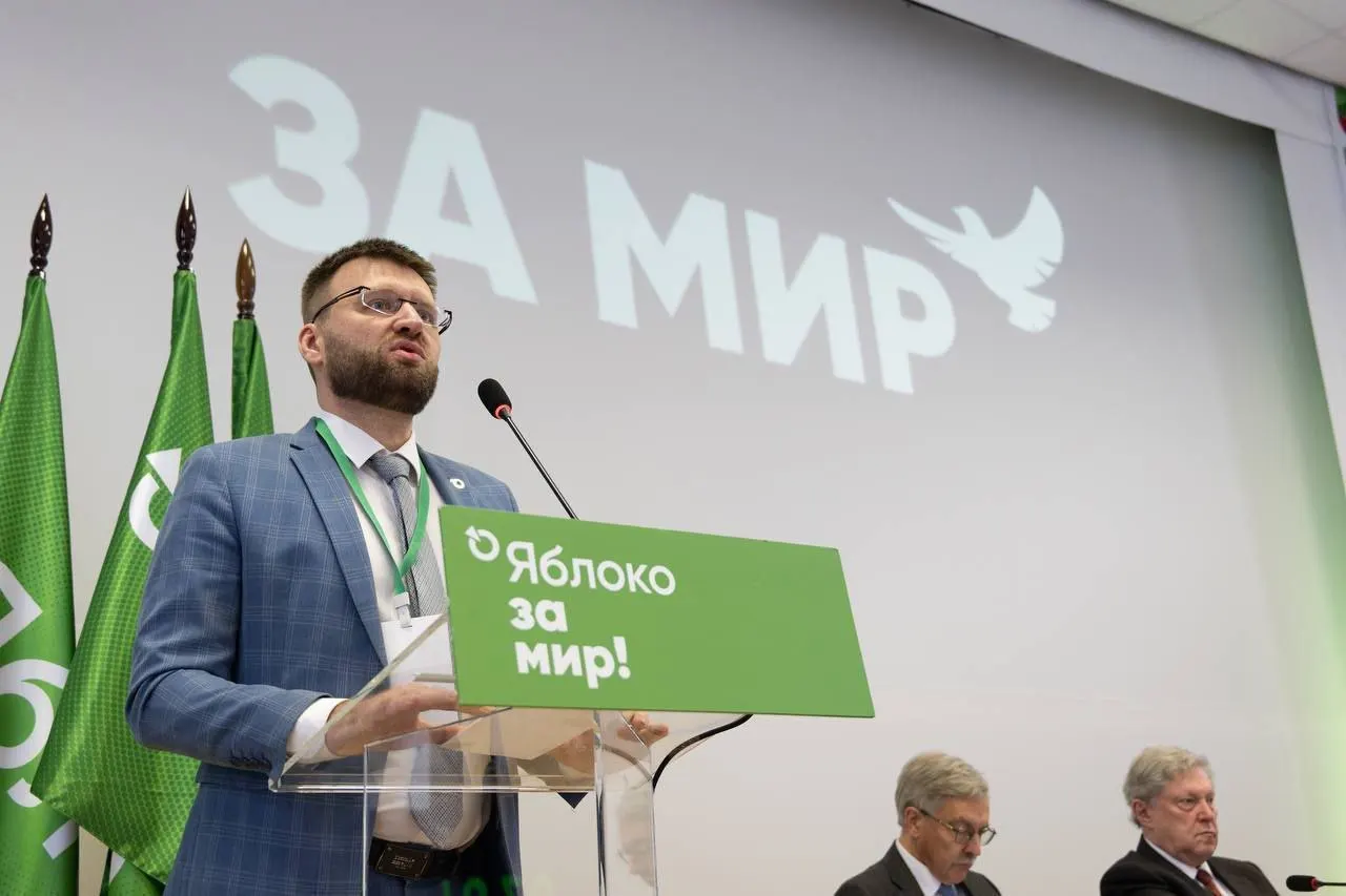 Ведомство отклонило просьбу о снятии статуса, ссылаясь на «факты ведения политической деятельности»: поздравление от руководства партии, участие в публичных акциях и видеоролик с бумажными самолётиками.