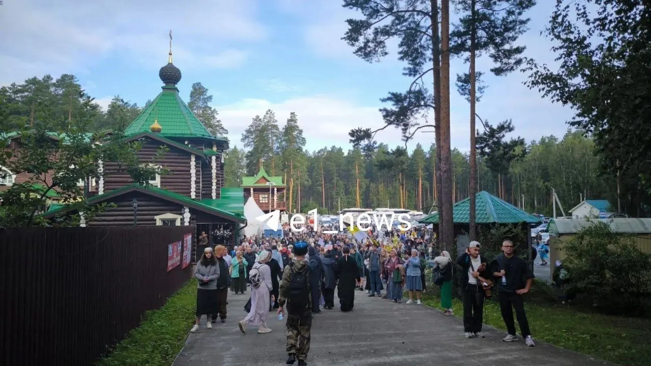 Паломники дошли до монастыря на Ганиной Яме и, устав после ночного перехода, остановились для отдыха.