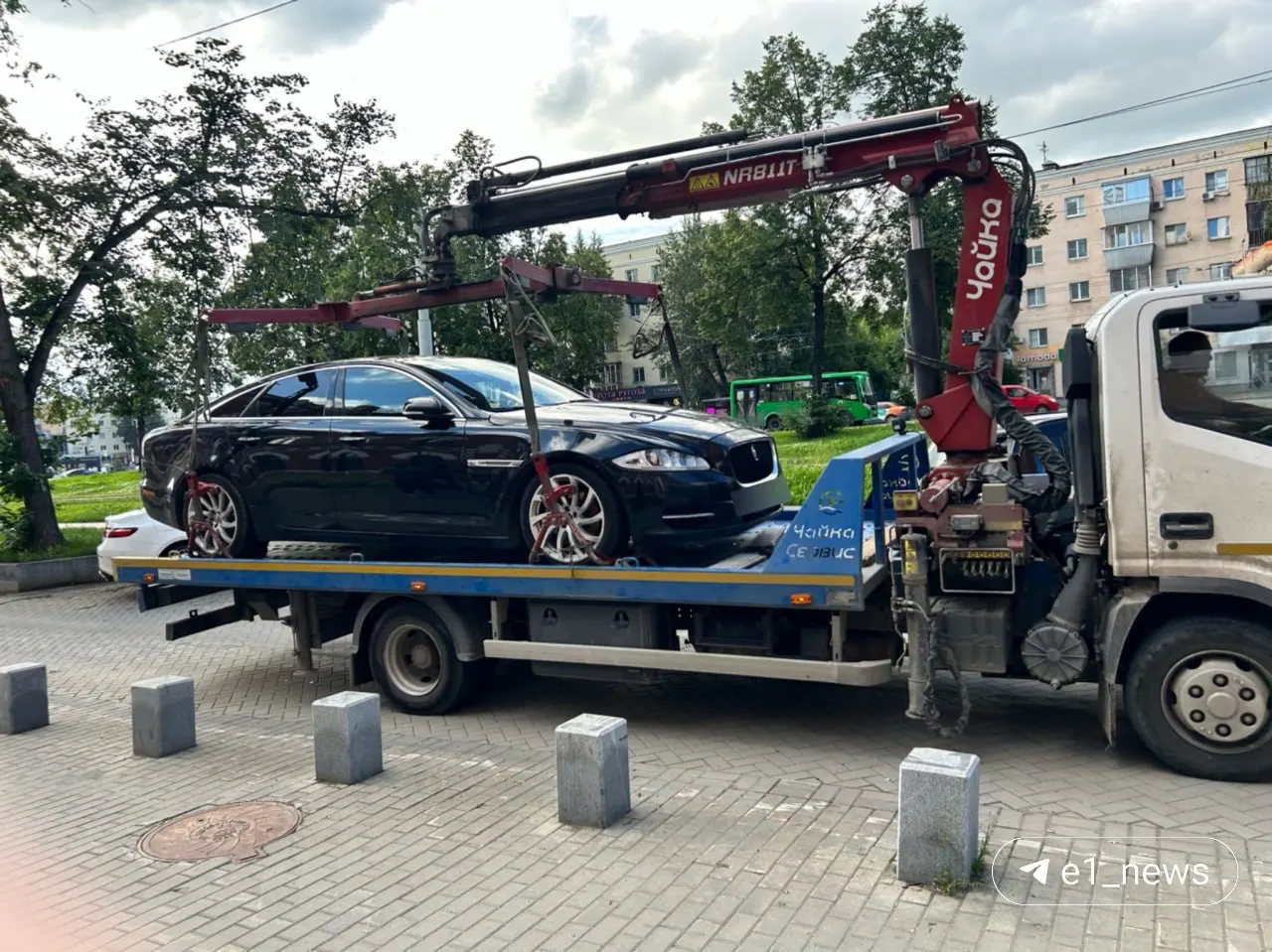 Долг водителя превысил семь миллионов рублей — приставы нашли и арестовали его Jaguar. Машину отправили на спецстоянку; при непогашении долга её оценят и продадут, а вырученные средства пойдут на покрытие задолженности.