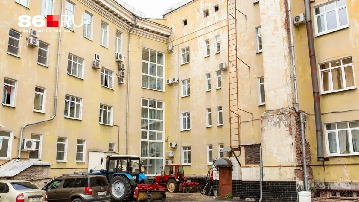 Госдума напомнила, что решения о переустройстве придомовой территории, в том числе об организации парковки, принимаются на общедомовом собрании собственников.