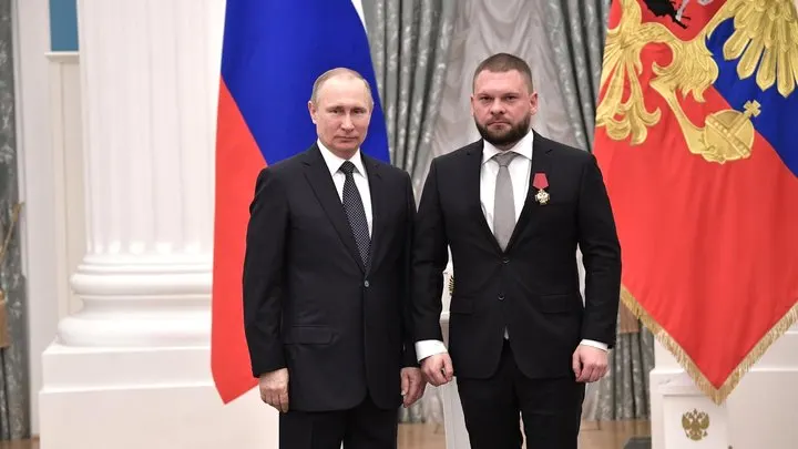 В декларации одного из лидеров федерального списка «Единой России» зафиксированы доли в американских корпорациях и зарубежных фондах; похожие активы обнаружены у других кандидатов в различных регионах.